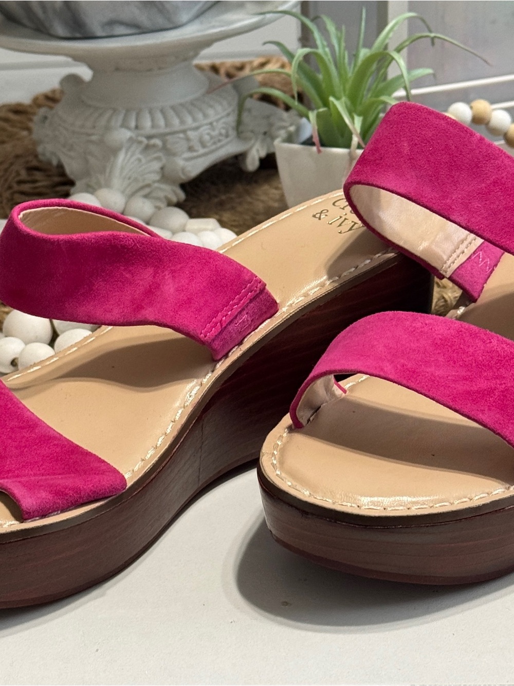 crown & ivy Suede Platform Sandals in Fuchsia Pink